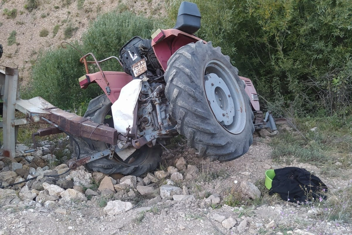 Erzurum'da traktör devrildi: 11 yaralı