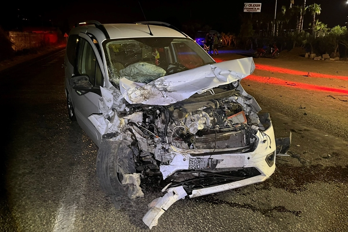 İzmir haber: Ödemiş'te hafif ticari araç ile otomobil çarpıştı, 5 kişi yaralandı haberinin görseli