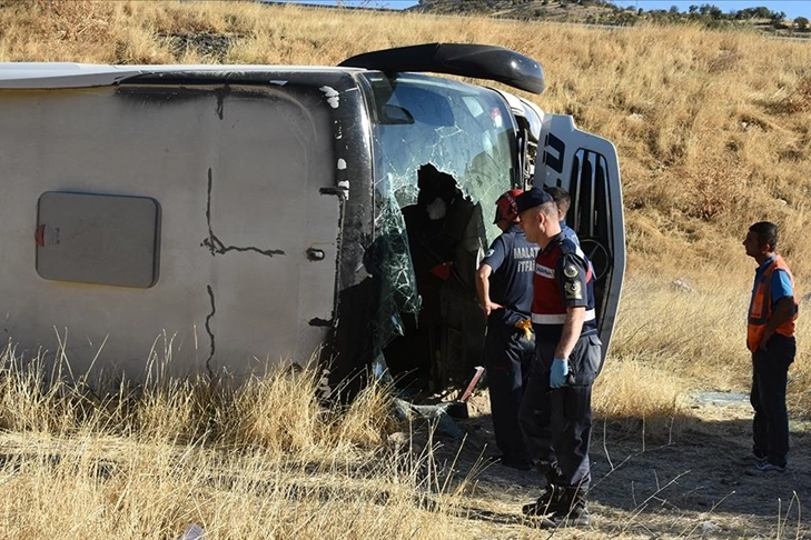 Malatya'da yolcu otobüsü devrildi: 14 kişi yaralandı haberinin görseli