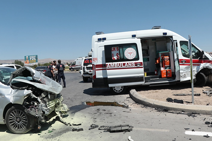 Ambulans ile otomobilin çarpıştı: Çok sayıda yaralı var!