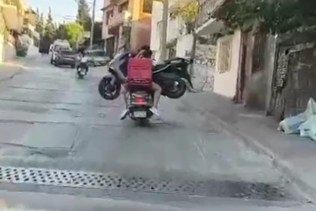 İzmir’de tehlikeli seyahat: Motosiklet üstünde motosiklet taşıdılar