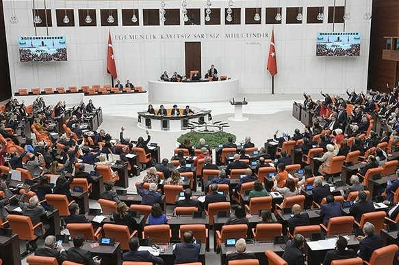 Ahmet Şık konuştu, Meclis karıştı: Oturuma ara verildi!