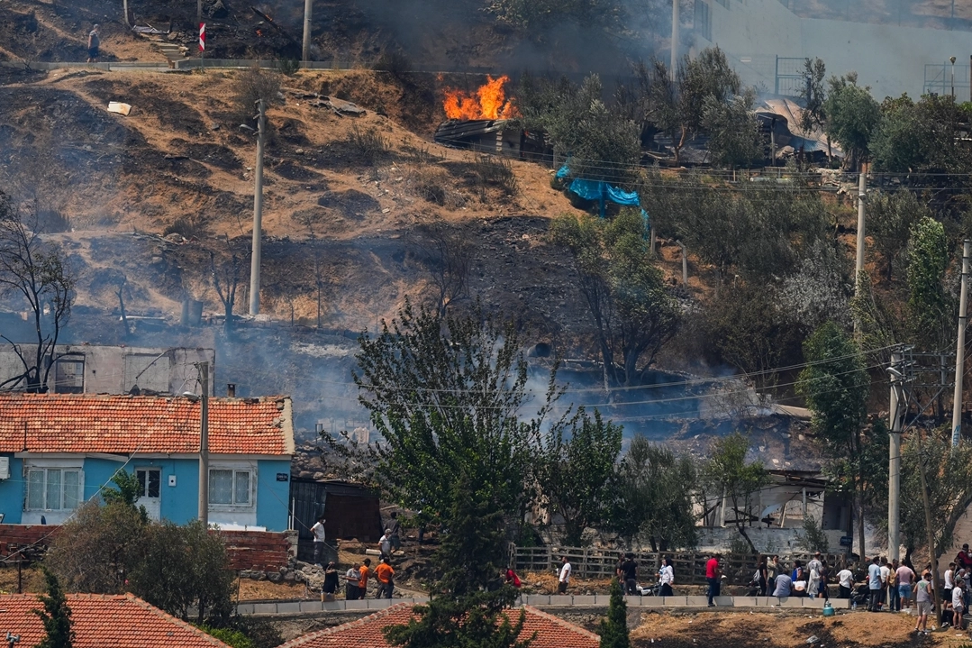 İzmir'de yangından evlerini tahliye edenler için Başkan Tugay'dan endişelenmeyin açıklaması