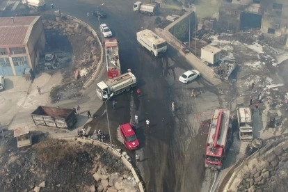 İzmir’de orman yangını havadan görüntülendi: Karşıyaka'da iş yerleri ve araçlar alevlere teslim oldu