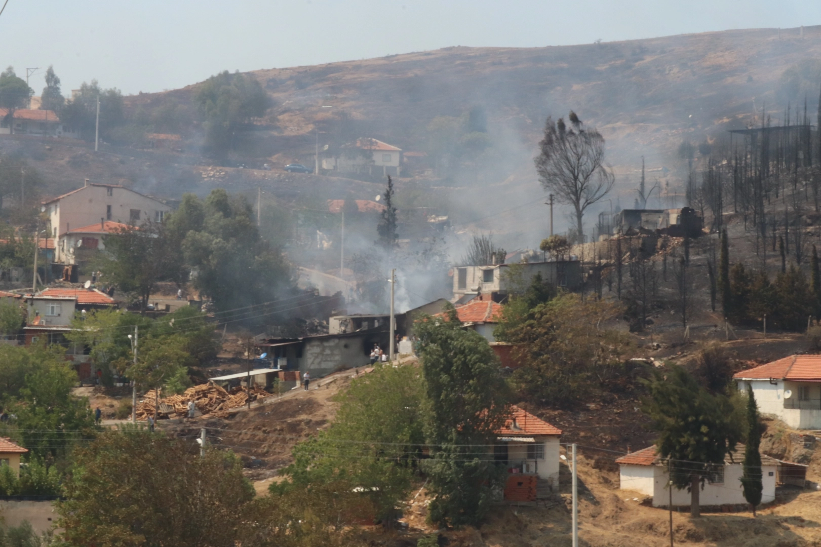 İzmir'de yangın paniği: Evlerinden kaçtılar