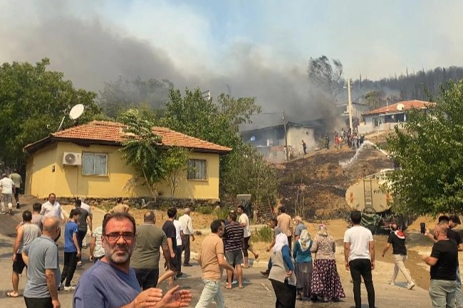 İzmir'de yangınla mücadele sürüyor haberinin görseli