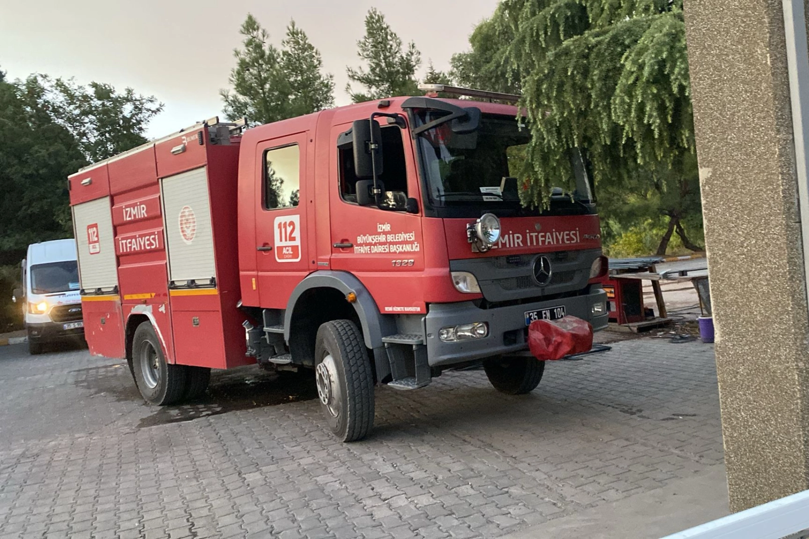 İzmir'deki yangın için itfaiye fabrikalardan su temin ediyor