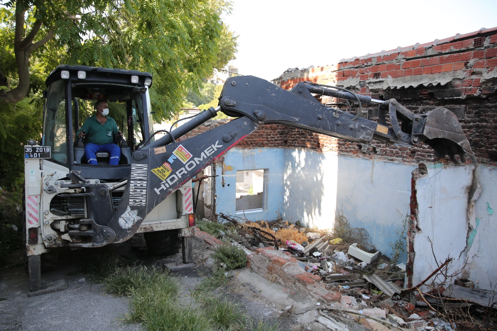 Konak’ta metruk bina yıkımları hız kazandı