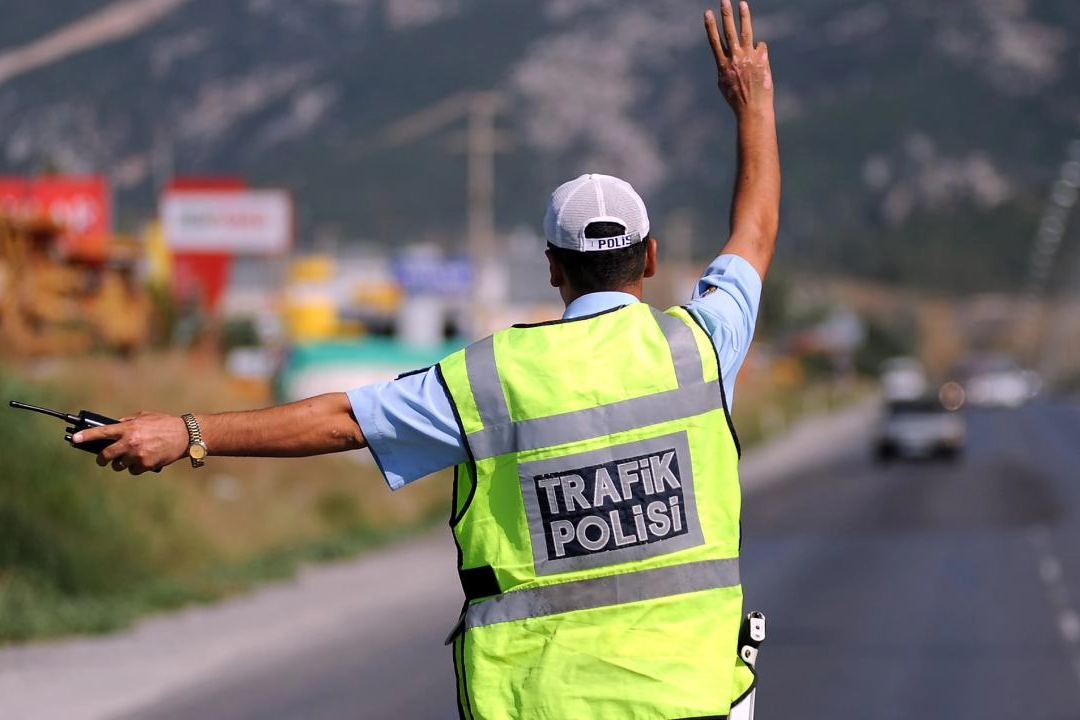 İzmir'de yangın sebebiyle yollar trafiğe kapandı!