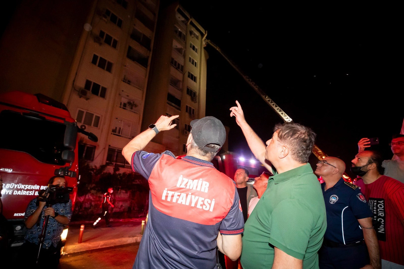 Başkan Tugay: 700'ün üzerinde personel ve yüzlerce araçla çalışmalar devam ediyor