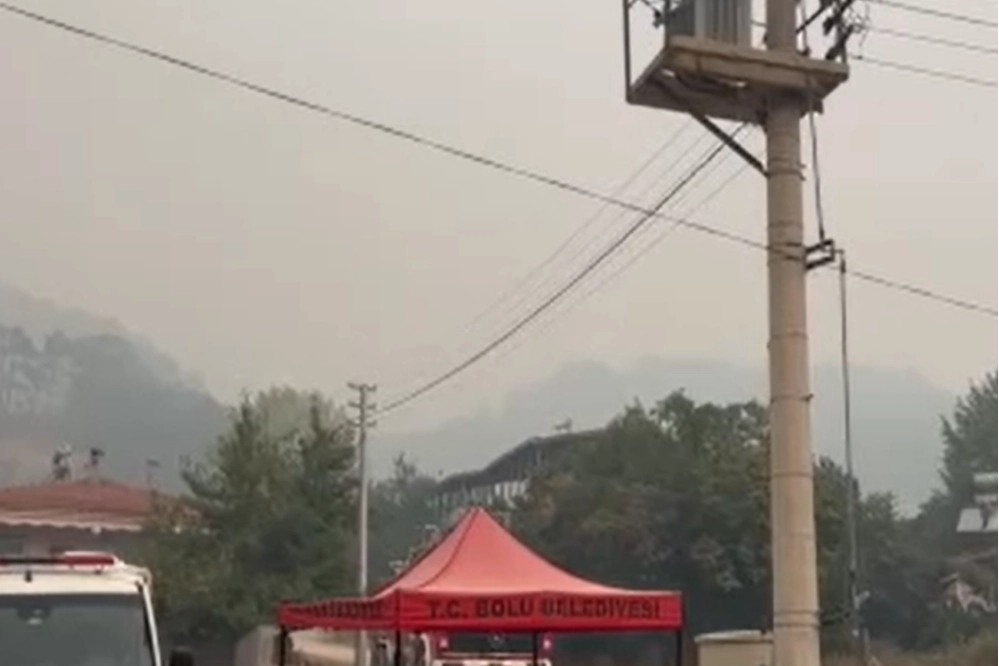 Bolu'da orman yangını: 490 kişi tahliye edildi! haberinin görseli