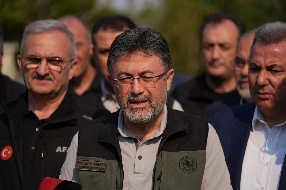 Tarım ve Orman Bakanı Yumaklı İzmir'de açıklama yaptı: Şehri tedirgin edecek bir husus yok haberinin görseli