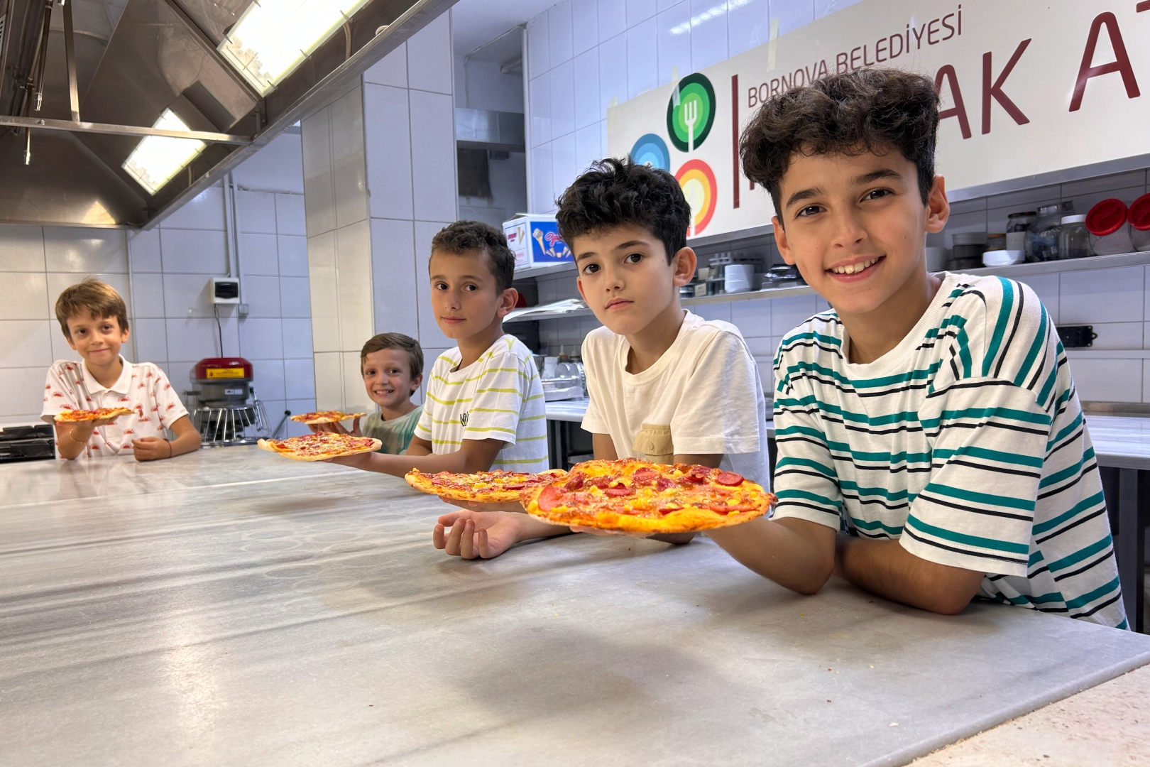 Bornova Belediyesi'nden minik şeflere pizza atölyesi haberinin görseli