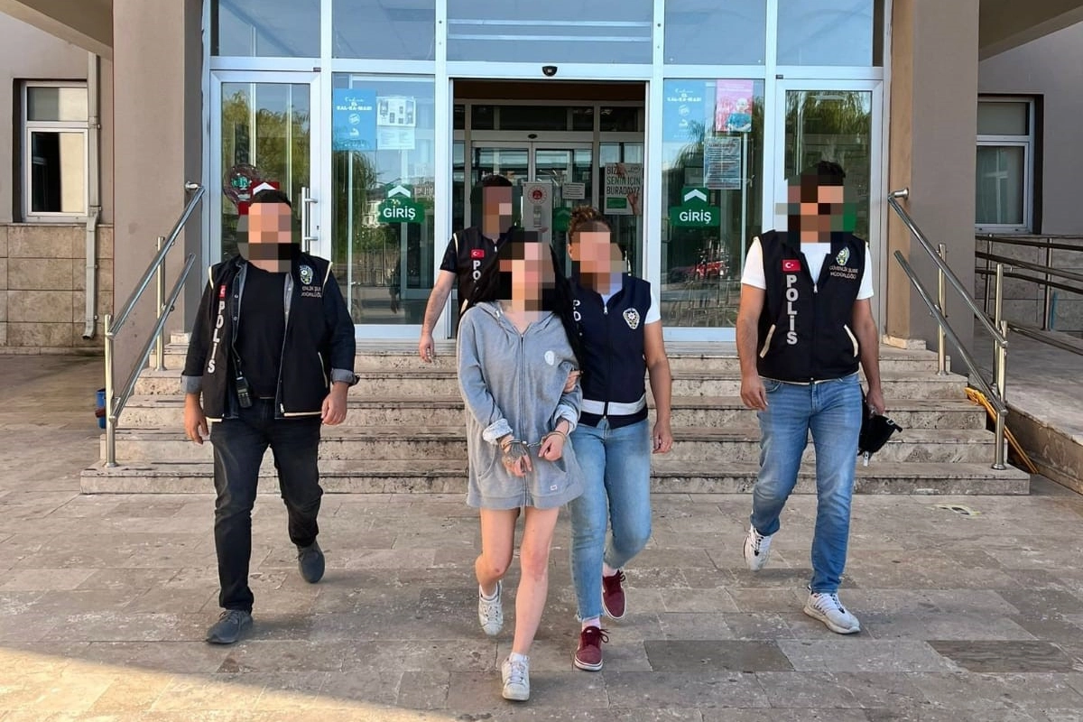 Cumhurbaşkanına hakaret eden genç kadın tutuklandı haberinin görseli