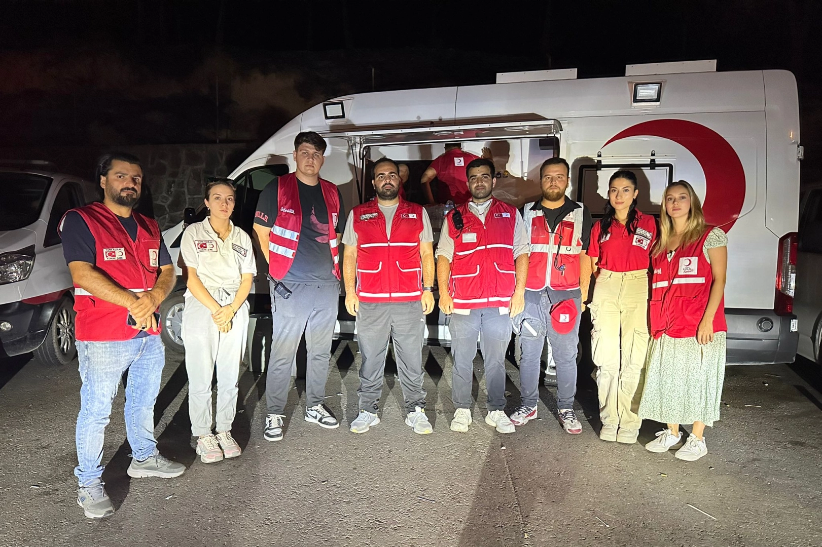 Türk Kızılayı İzmir'de yaraları sarıyor haberinin görseli
