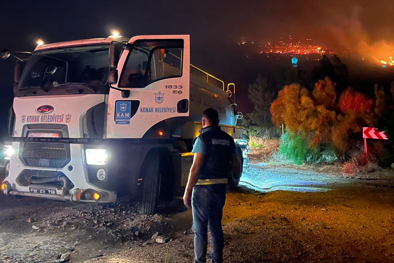 Urla Balıklıova'daki yangın söndürme çalışmalarına Konak Belediyesi’nden destek