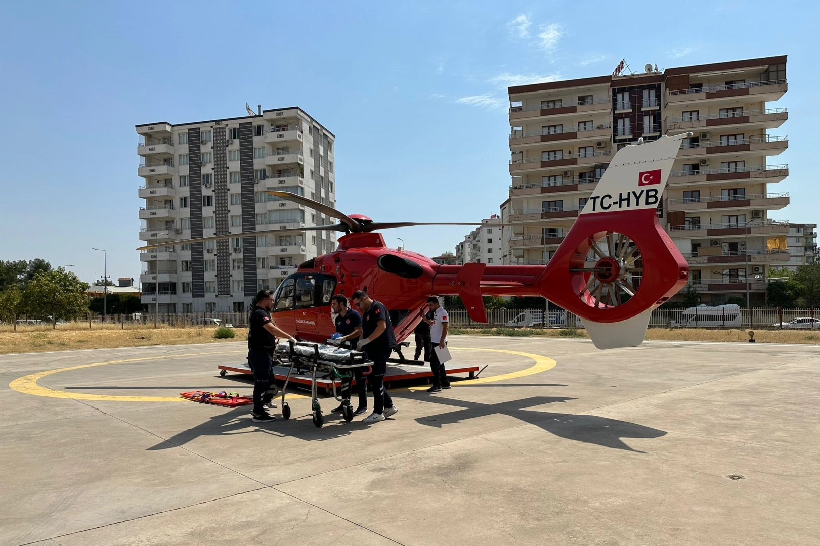 79 yaşındaki kadın ambulans helikopterle hastaneye sevk edildi 