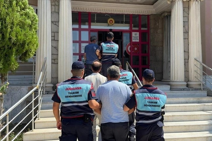 Didim'de makilik alanda çıkan yangınla ilgili 3 kişiye tutuklama haberinin görseli