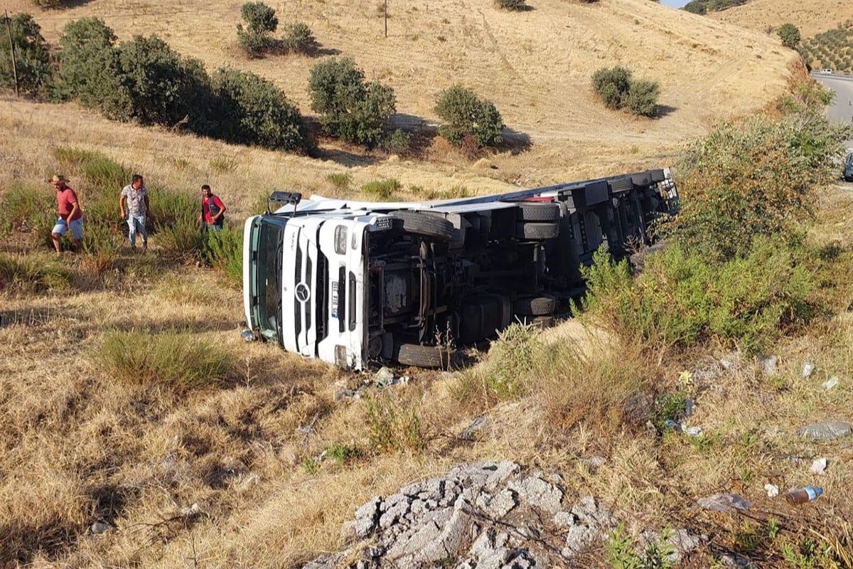 Manisa’da tır yan yattı: 1 yaralı