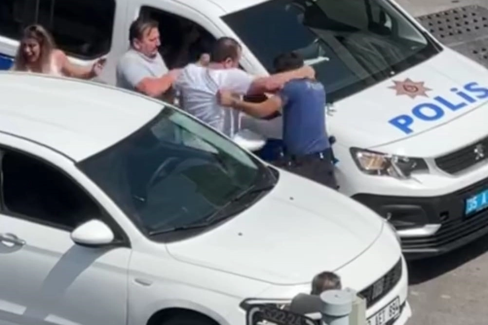 Buca'da ekip aracının önce aynasını kırdı, sonra polise yumruk attı haberinin görseli