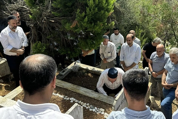Fatih'te sahipsiz köpeklerin saldırısında hayatını kaybeden kişinin cenazesi toprağa verildi haberinin görseli