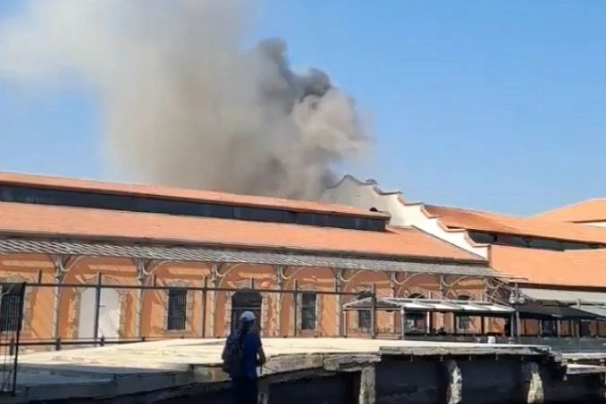 İzmir haber: Konak Pier’de yangın! haberinin görseli
