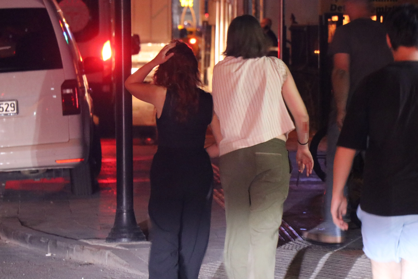 Motosiklet kırmızı ışıkta yola atlayan yayaya çarptı: 3 yaralı haberinin görseli