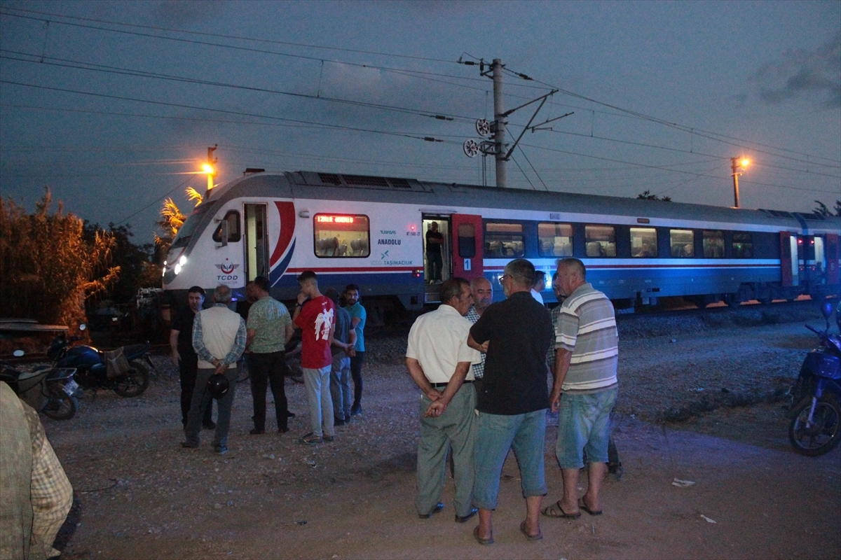 İzmir'de yolcu treni traktöre çarptı