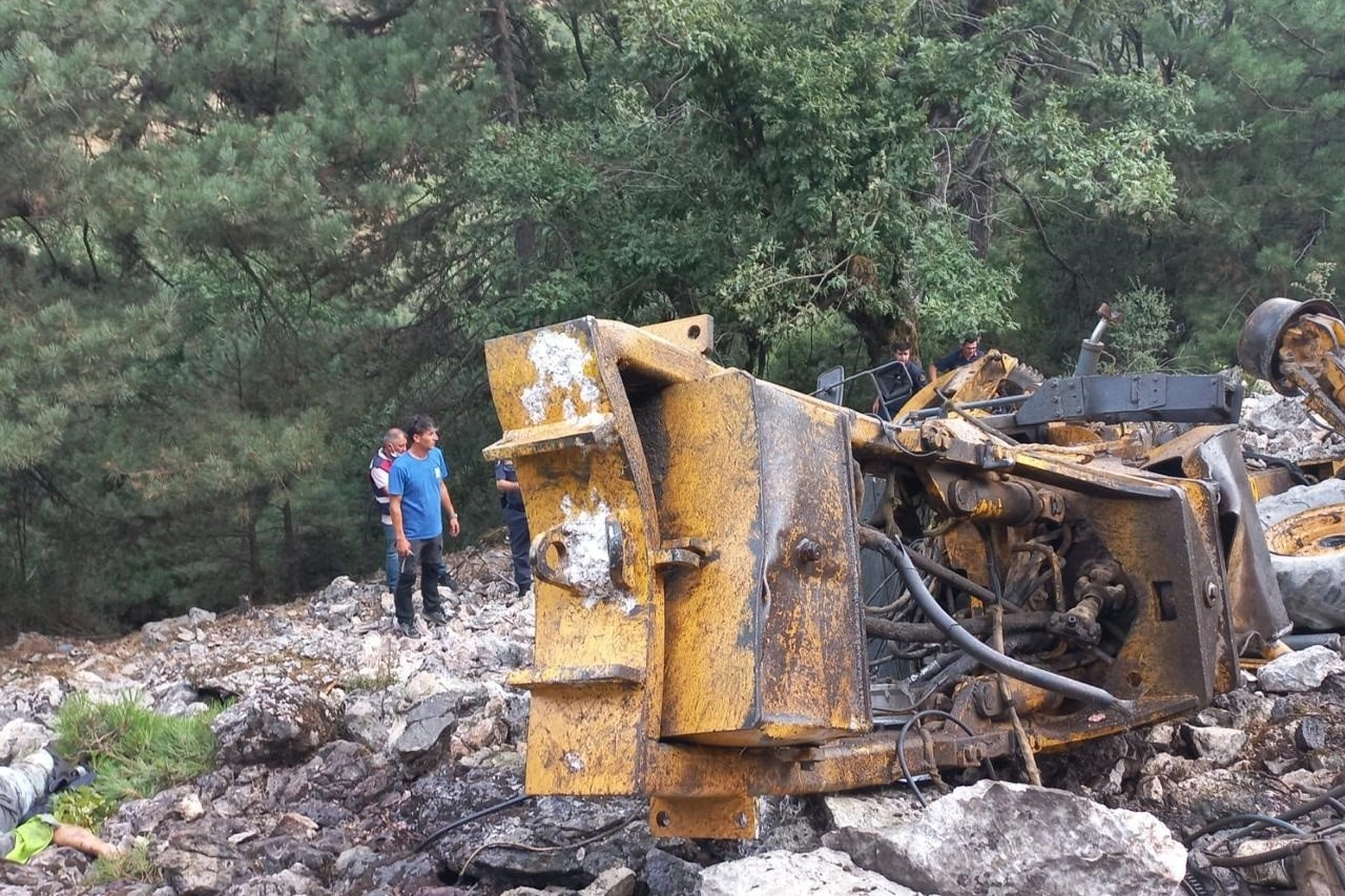 İzmir haber: İş makinesi uçuruma yuvarlandı, operatör hayatını kaybetti