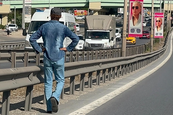Sosyal medyada 'yürüyen adam' olarak biliniyordu: Evinde ölü bulundu! haberinin görseli