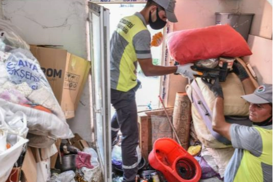 Apartmandaki 6 kamyon çöpü 8 saatte temizlediler! haberinin görseli