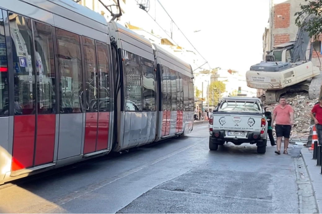 Bina yıkımı İBB’nin tramvay seferlerini durdurmadı