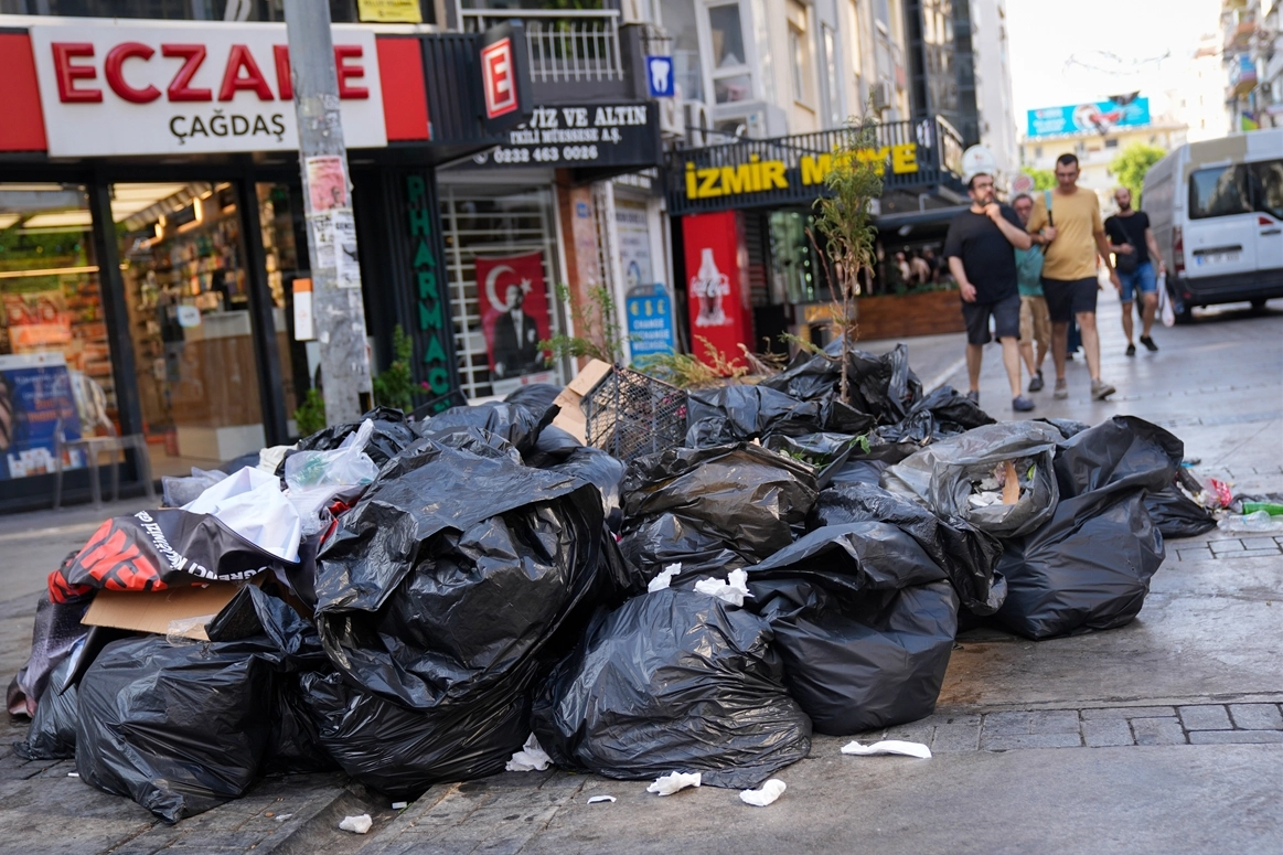 İzmir’de çöp krizi: Çalışanlar iş bıraktı, çöpler birikti