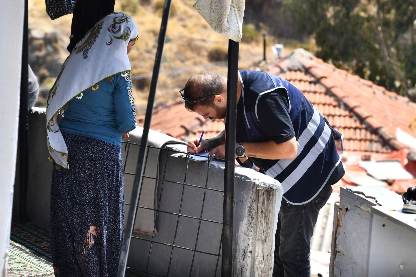 Büyükşehir sahaya indi: Yangın bölgesinde kapılar tek tek çalındı haberinin görseli