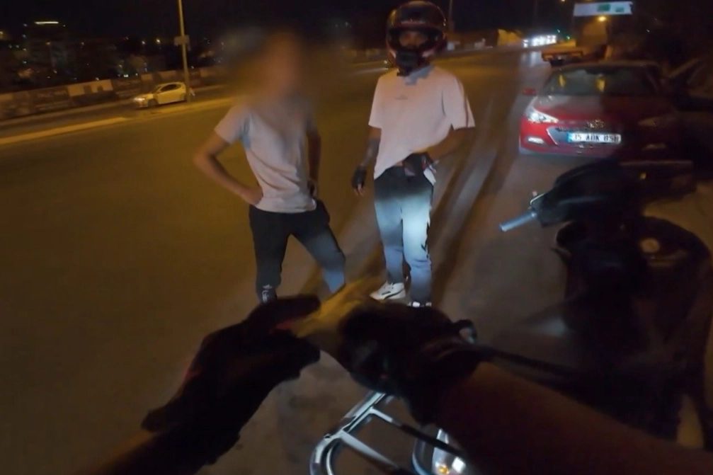 İzmir’de bir garip olay: Yardım etmek için durduğu adam hırsız çıktı haberinin görseli