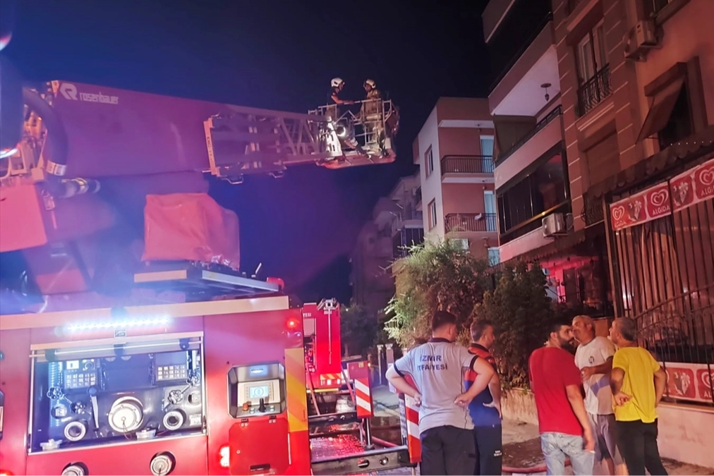 İzmir haber: Ödemiş'te bir binanın çatısında çıkan yangın ekiplerce söndürüldü