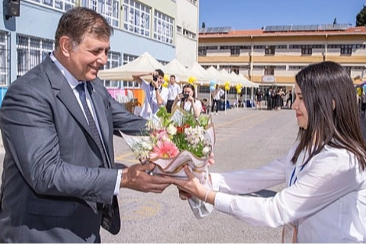 Veli ve eğitimciler okulların bahçelerini kiraya verilmesine tepki göstermişti...Başkan Tugay olaya el attı! haberinin görseli