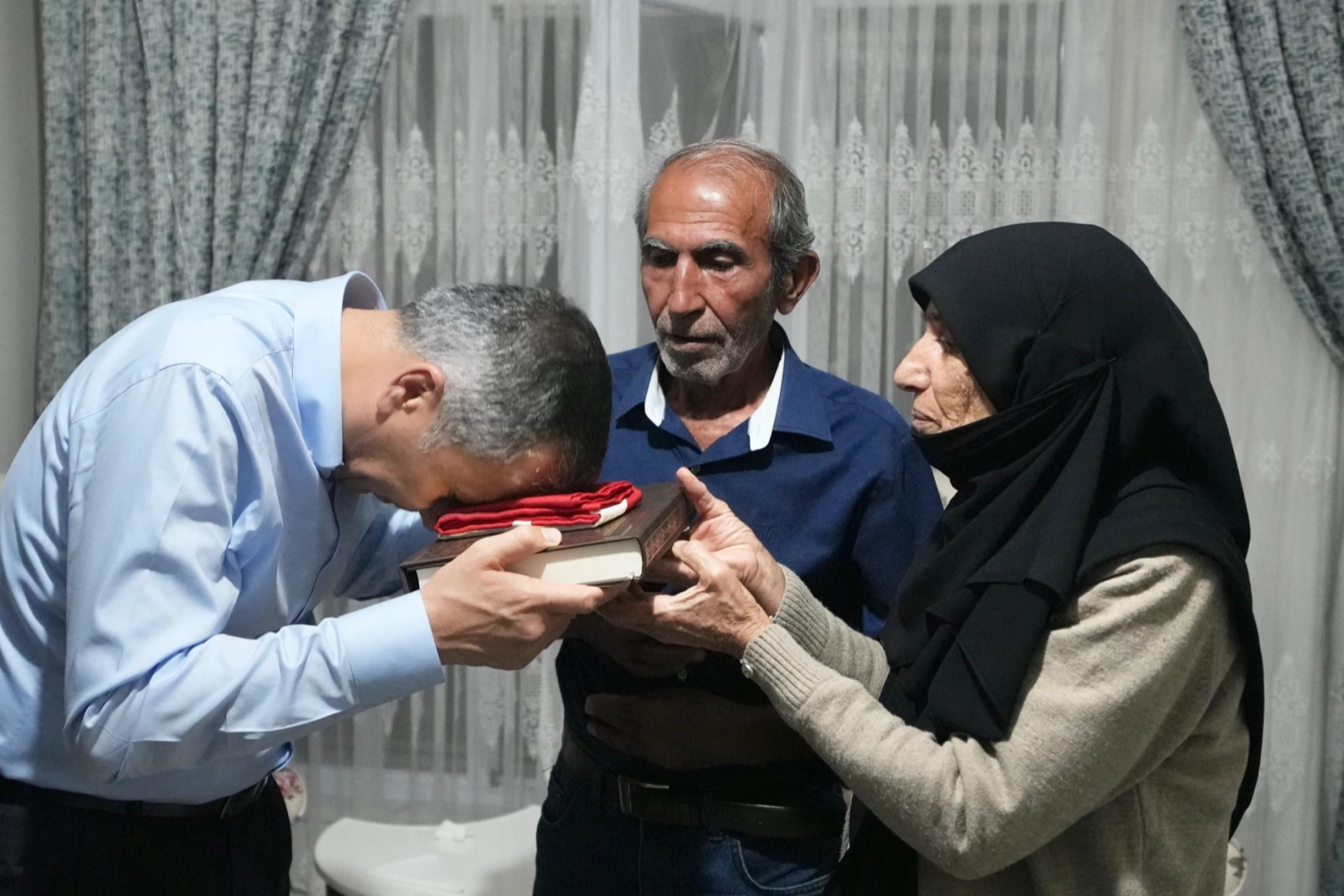 İçişleri Bakanı Ali Yerlikaya, beraberindeki heyet ile şehit polis Soner İdil’in ailesini ziyaret etti haberinin görseli