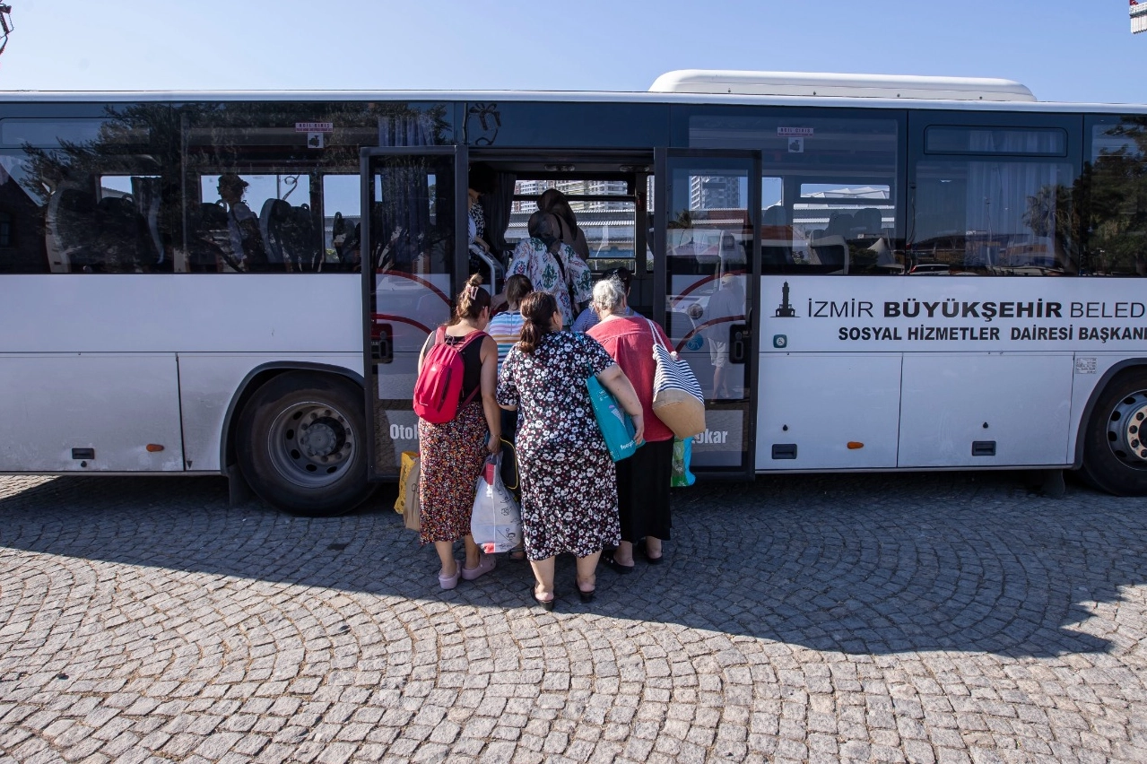 İzmir’de kadın ve çocuklar denizle buluştu