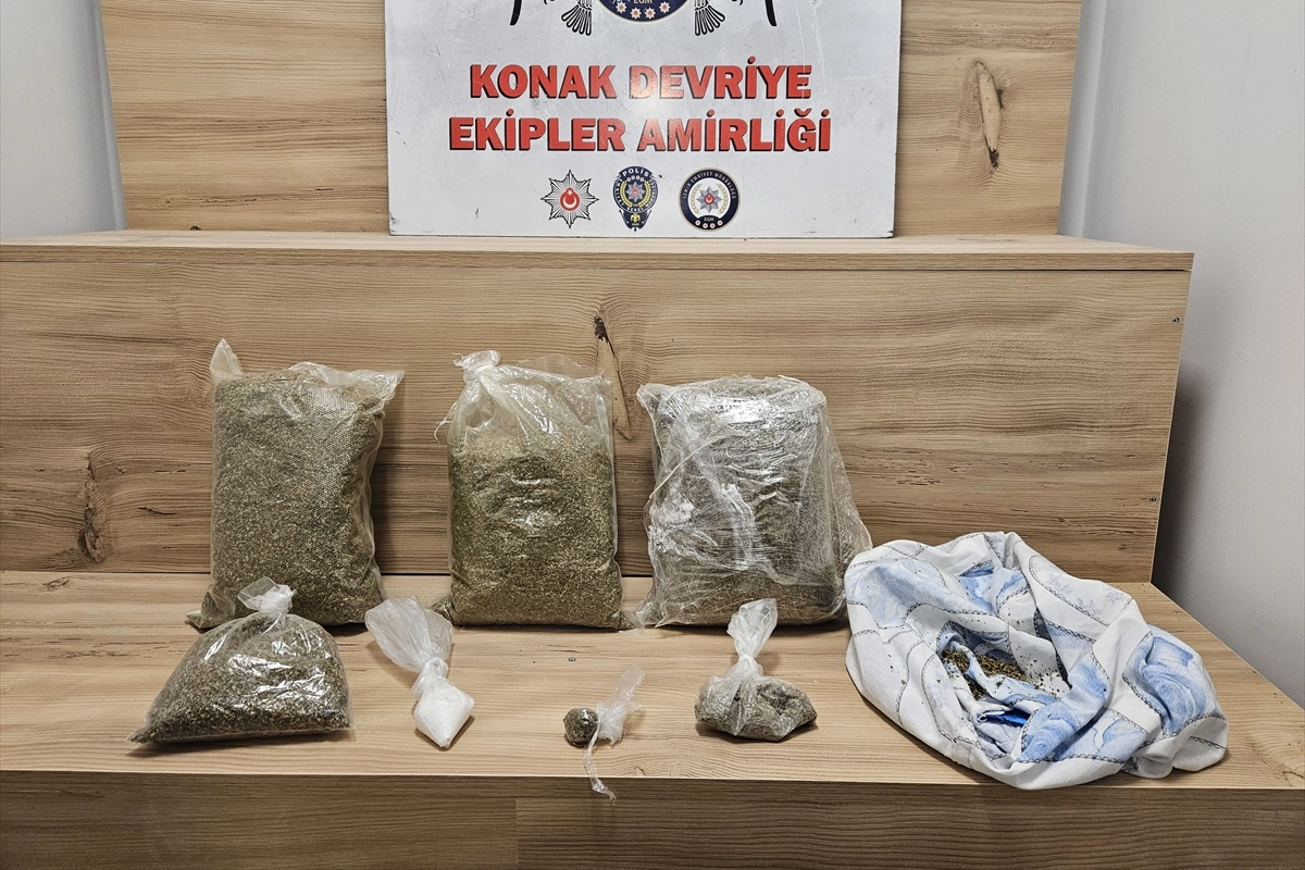 İzmir haber: Zehir tacirleri Konak'ta yakalandı haberinin görseli