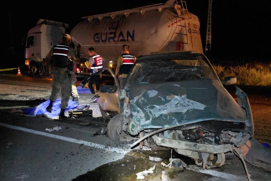 Otomobil tıra arkadan çarptı: 1 ölü, 1 yaralı haberinin görseli