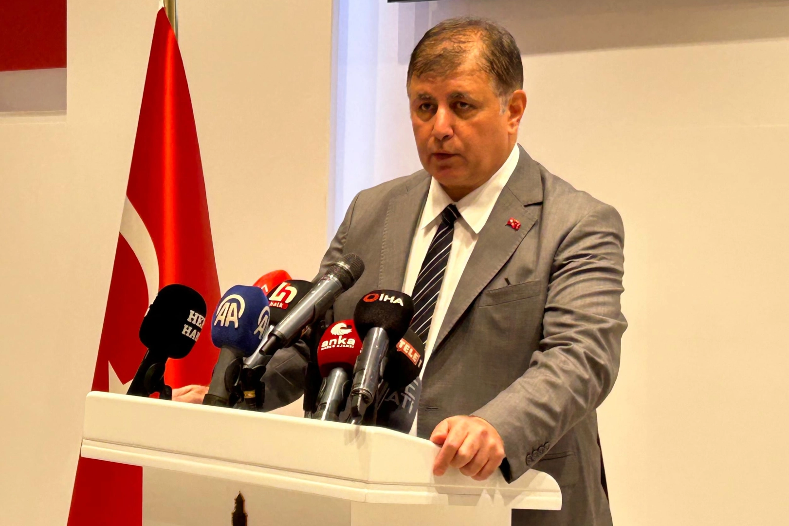 Başkan Tugay’dan uyarı geldi: O balıkları yemeyin! haberinin görseli