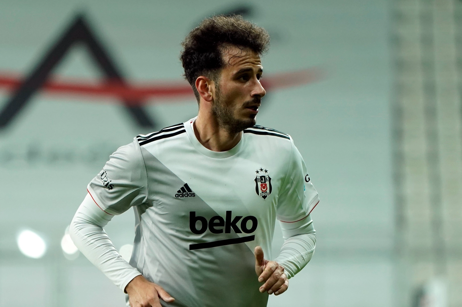 Beşiktaş'ın eski futbolcusu Oğuzhan Özyakup futbolu bırakıyor