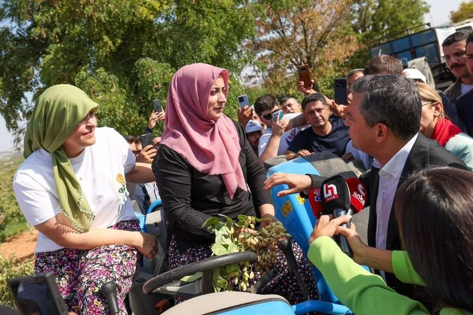 CHP’li belediye başkanı eşini çiftçi diye tanıttı