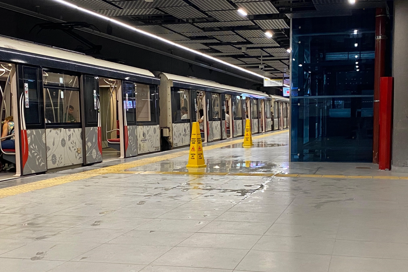 İstanbul’da metro sular altında kaldı