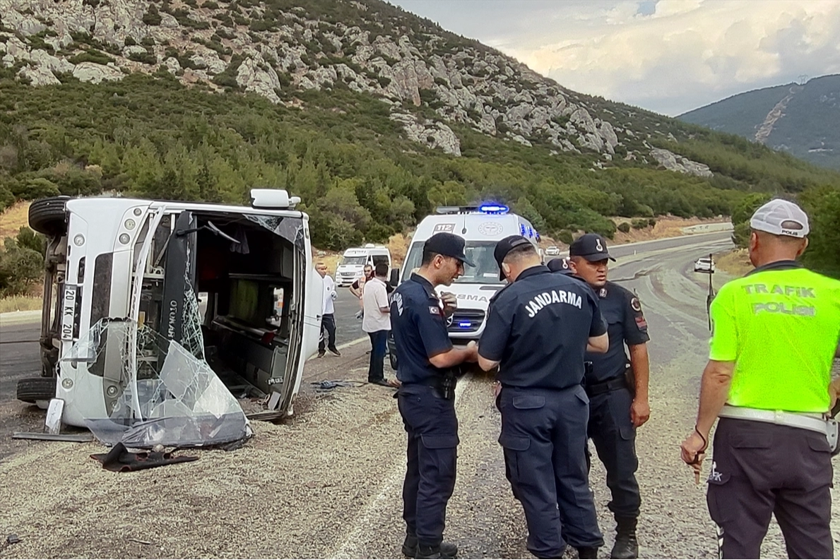 İzmir'de düğüne geliyordu: Midibüsün devrilmesiyle hayatını kaybetti haberinin görseli