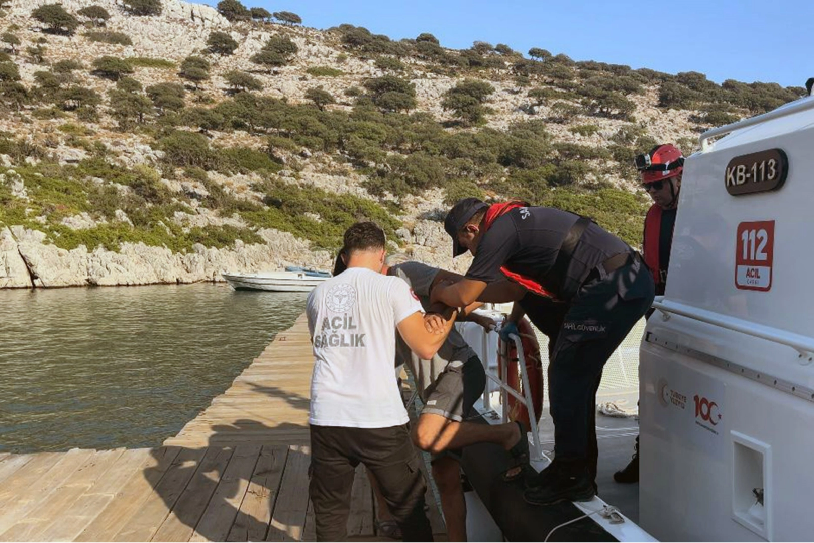 Marmaris’te ticari yatta rahatsızlanan vatandaş tahliye edildi