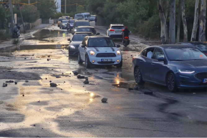 Ana isale hattı patladı: Sular sahile kadar ulaştı