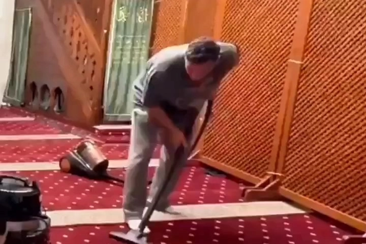 Futbolu bırakan Mesut Özil'den cami temizliği haberinin görseli