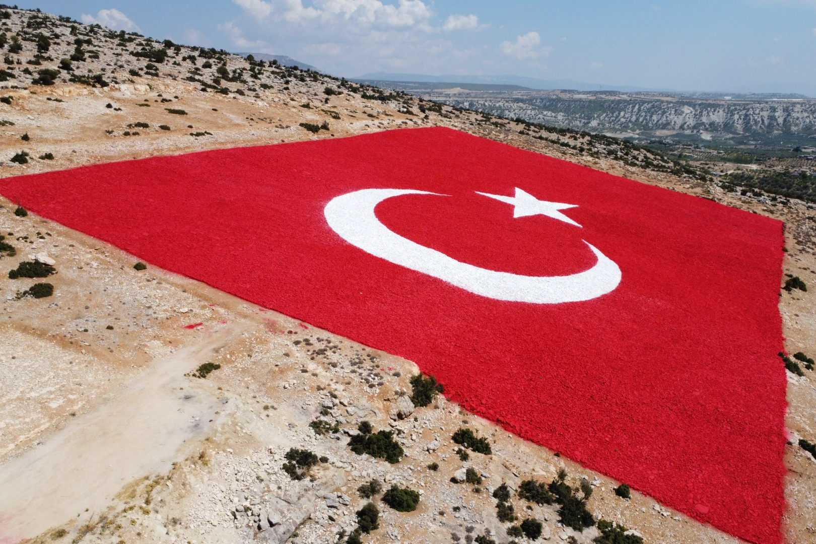 Mersin'de zemine işlenmiş büyük Türk bayrağı boyandı